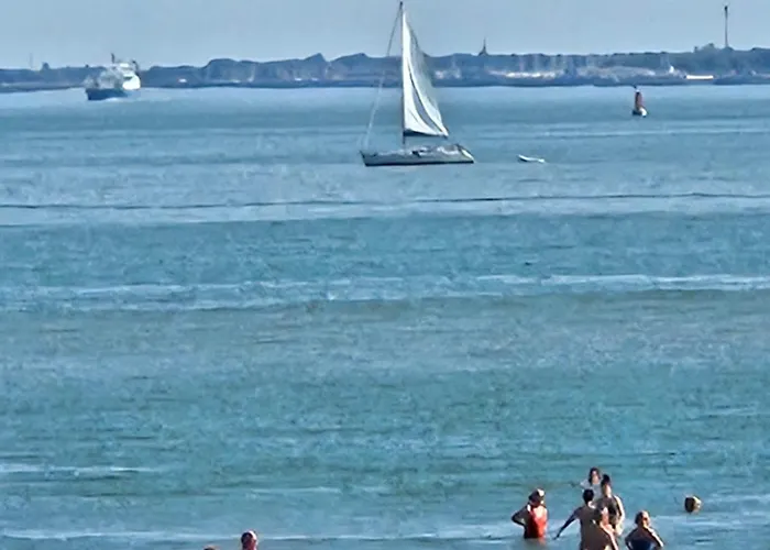 Appartement De Charme , Royan, Proche Mer Avec Balcon.