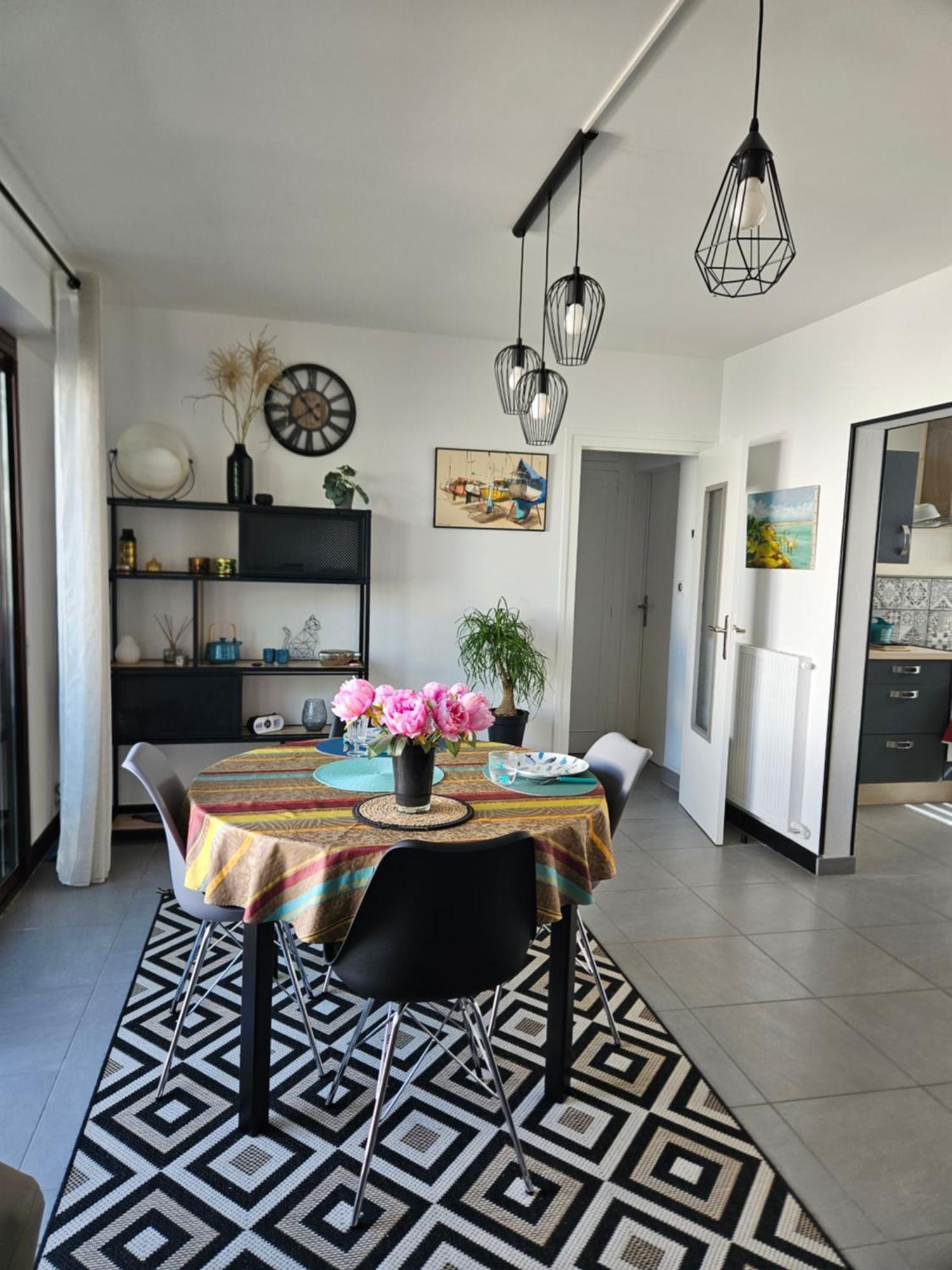 De Charme , Royan, Proche Avec Balcon. *